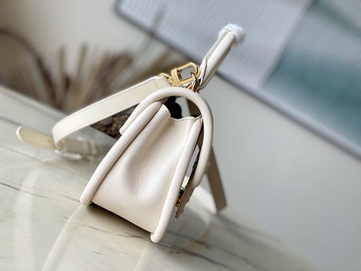 ヴィトン ショルダー バック コピー   Louis Vuittonの伝統  Toron持ち手とS-lockバックル　M22720アイボリーカラー
