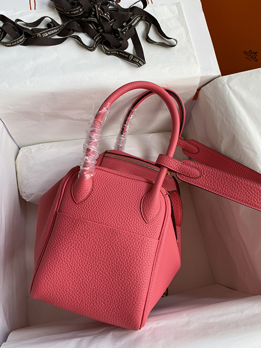 エルメス リンディ26   ユニークでスタイリッシュなLindy 26 cm リップピンクの高級バッグ