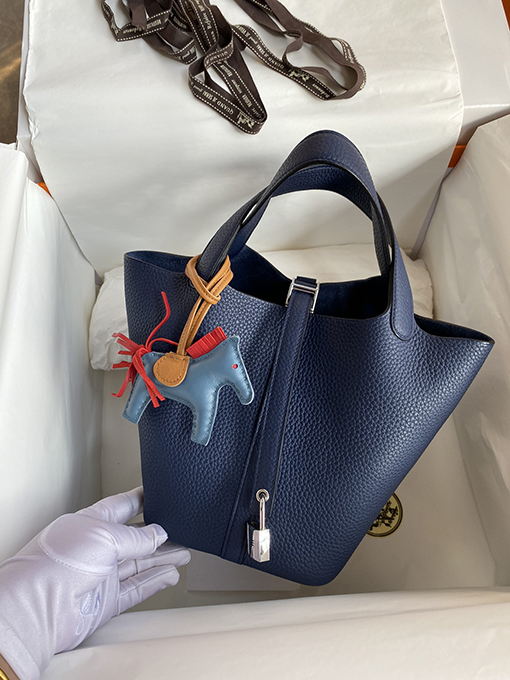 エルメス 紺色の金と銀 Picotin 18 cm 青いレザー馬モチーフチャーム