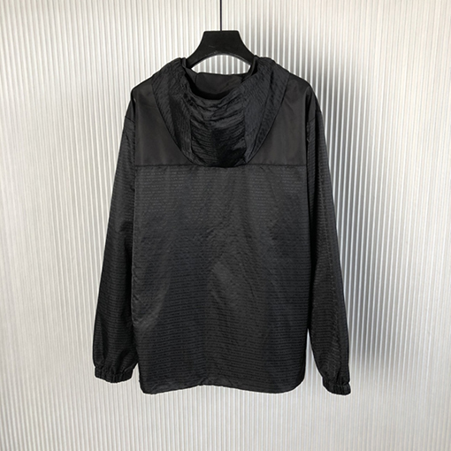 プラダ ナイロン フードつきジャケット 三角形のロゴアクセント