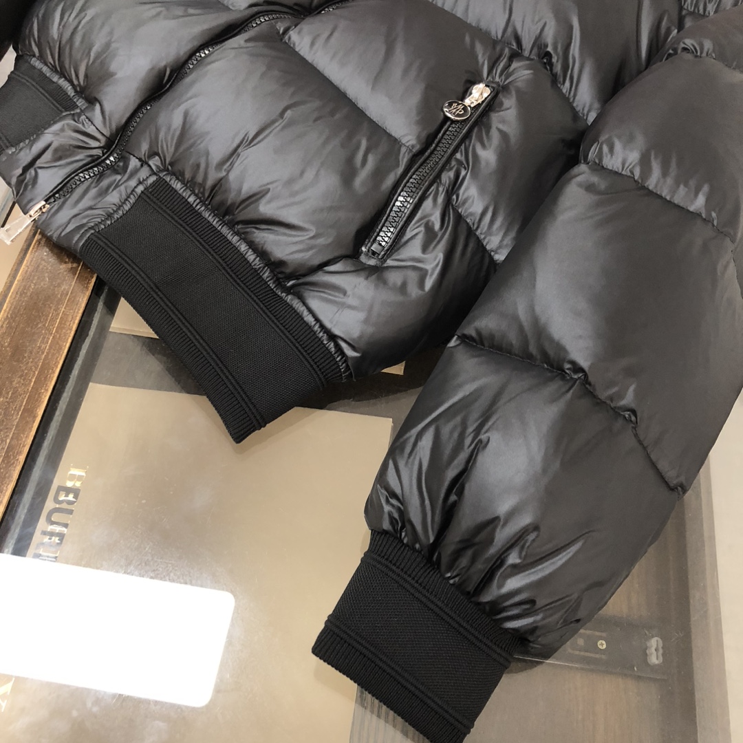 レディース  モンクレー 上品な女性用ダウンジャケット  立体的なHラインデザイ