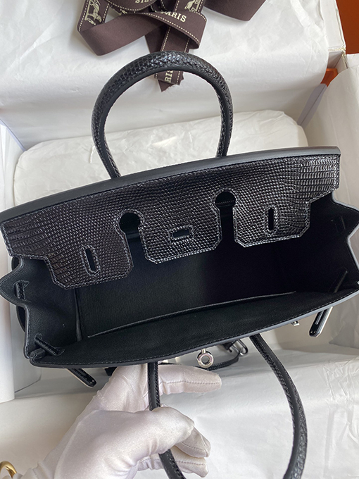 エルメスこのBirkin 25cmの蜥蜴皮バッグは、その貴重な蜥蜴皮素材とファッション性の融合が魅力的なアイテムです。蜥蜴皮のディテールは緻密で美しく、その質感は一流のものです。バッグはコンパクトながら、内部には充分な収納スペースが備わって