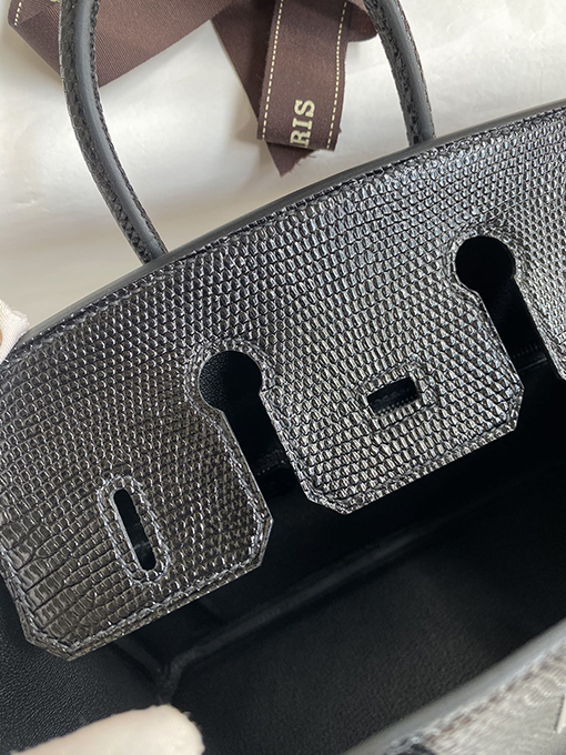 エルメスこのBirkin 25cmの蜥蜴皮バッグは、その貴重な蜥蜴皮素材とファッション性の融合が魅力的なアイテムです。蜥蜴皮のディテールは緻密で美しく、その質感は一流のものです。バッグはコンパクトながら、内部には充分な収納スペースが備わって