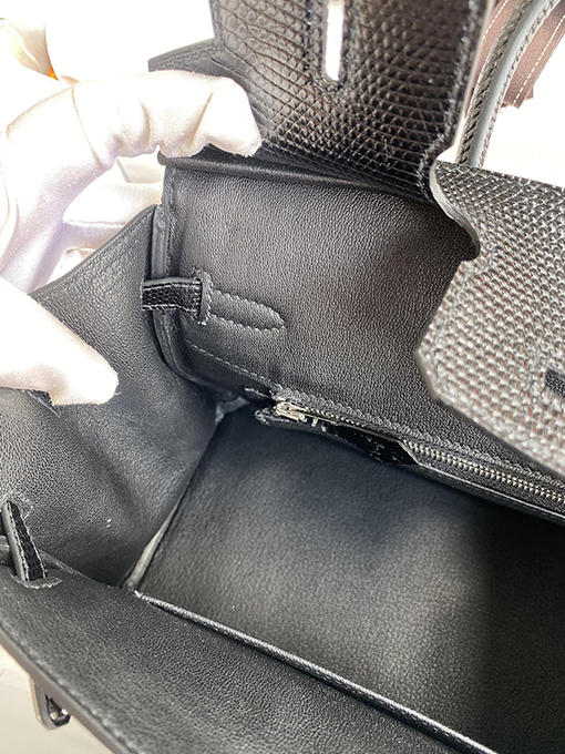 エルメスこのBirkin 25cmの蜥蜴皮バッグは、その貴重な蜥蜴皮素材とファッション性の融合が魅力的なアイテムです。蜥蜴皮のディテールは緻密で美しく、その質感は一流のものです。バッグはコンパクトながら、内部には充分な収納スペースが備わって