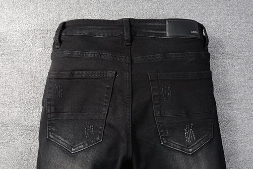 アミリ シンプルでエレガントなディストレストデニムパンツ