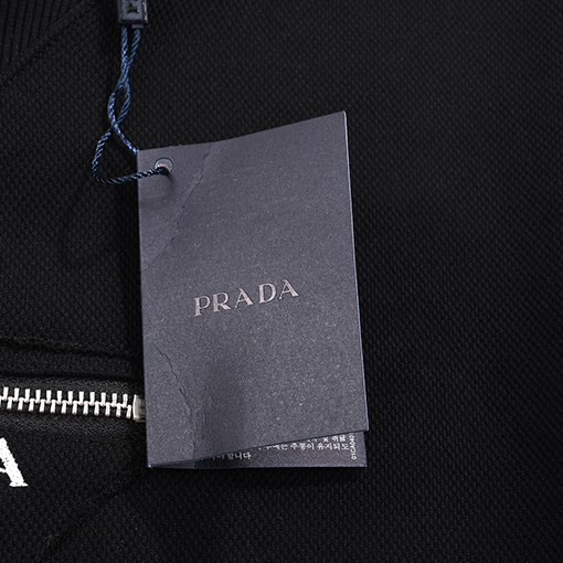 プラダ  クラシックなジップデザイン パッチ刺繍のラウンドネック スウェット長袖 Tシャツ