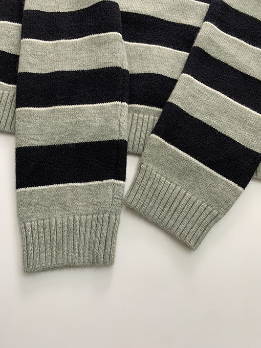 セリーヌ Triompheの刺繍 ウール混紡糸 クルーネックセーター