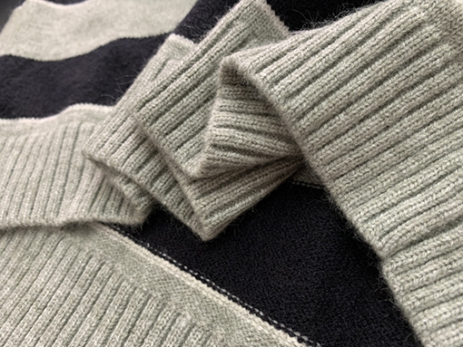 セリーヌ Triompheの刺繍 ウール混紡糸 クルーネックセーター