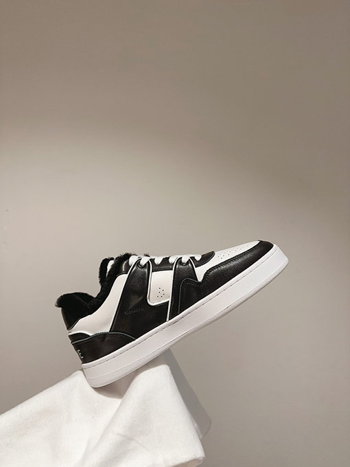 セリーヌ クラシックなデザイン  CELINE HOMMEの新しいTRAINERコレクション