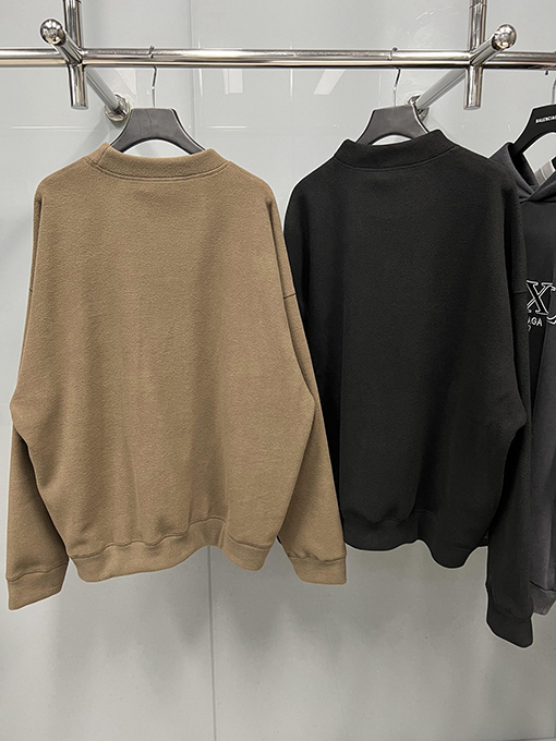 バレンシアガ ロゴ刺繍入りボアフリース スウェット 個性的なファッション
