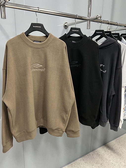 バレンシアガ ロゴ刺繍入りボアフリース スウェット 個性的なファッション