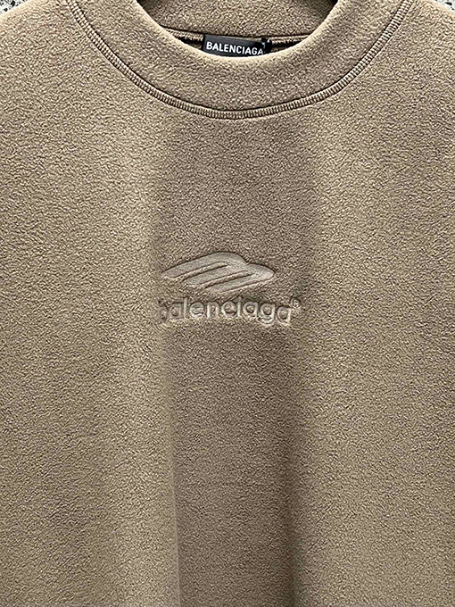 バレンシアガ ロゴ刺繍入りボアフリース スウェット 個性的なファッション