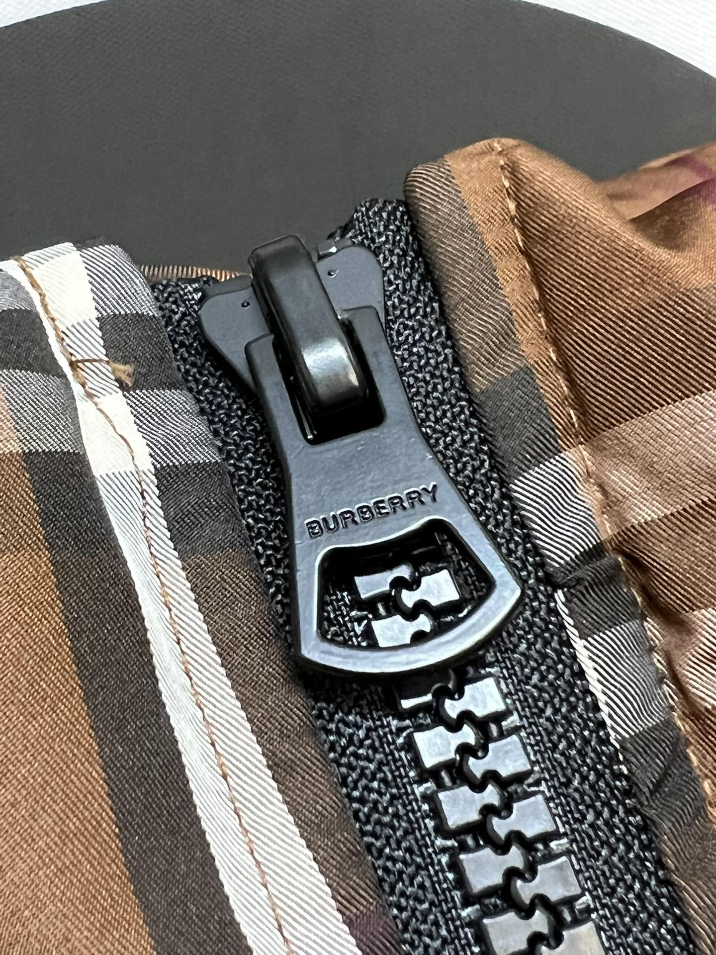 バーバリー チェック刺繍入りダウンジャケット アウター