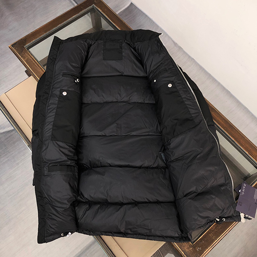 プラダ 三角形の看板隠し帽子 ダウン ジャケット