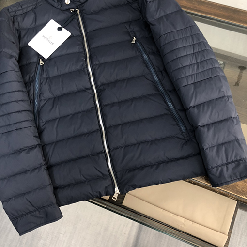 モンクレール  シンプルなスタンドカラー軽量 ダウン ジャケット