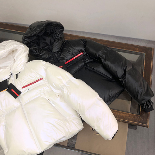 レディース✦ プラダ パン服の短い ダウン ジャケット