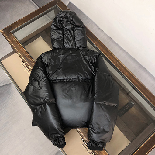 レディース✦ プラダ パン服の短い ダウン ジャケット