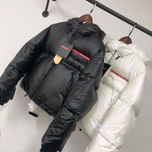 レディース✦ プラダ パン服の短い ダウン ジャケット