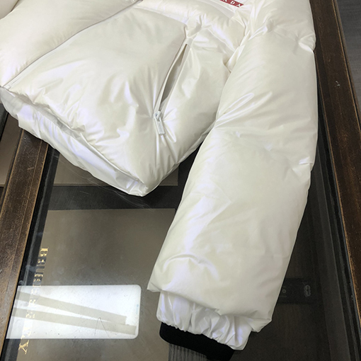 レディース✦ プラダ パン服の短い ダウン ジャケット