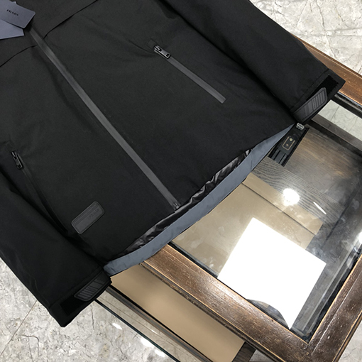 プラダ 秋冬のダウン ジャケット
