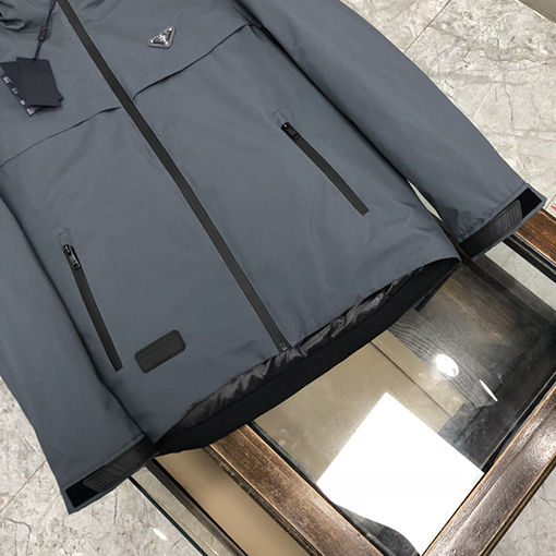 プラダ 秋冬のダウン ジャケット