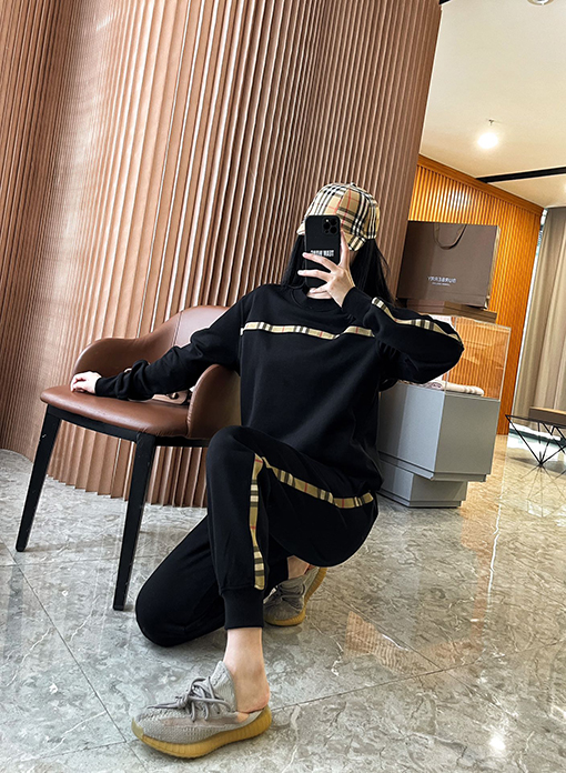 バーバリー 胸元の小さなチェック柄のクルーネックパーカー