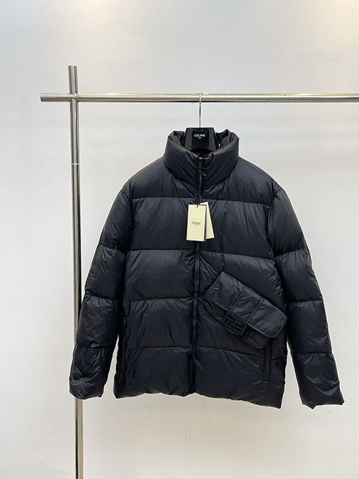 フェンディ ロゴ入りウエストバッグ ダウン ジャケット