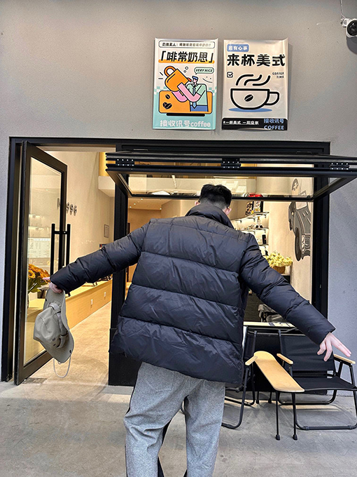 フェンディ ロゴ入りウエストバッグ ダウン ジャケット