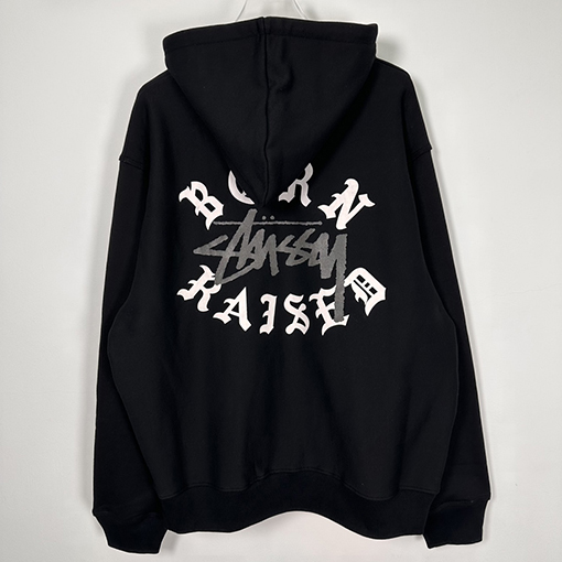ステューシージャケット アウター STUSSY x BORN x RAISEDコラボ FW23レタリングロゴフード ジップアップ