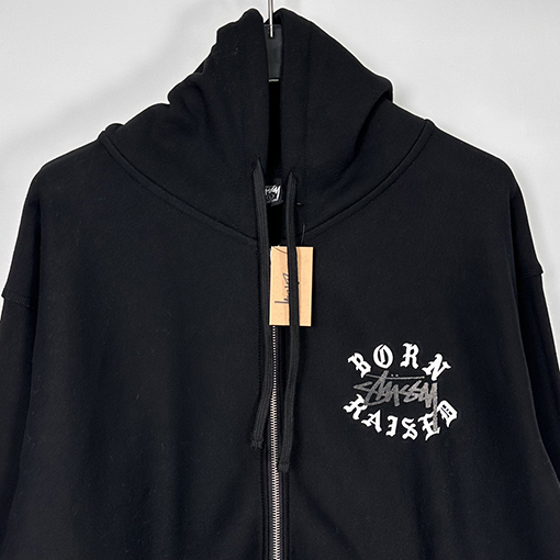 ステューシージャケット アウター STUSSY x BORN x RAISEDコラボ FW23レタリングロゴフード ジップアップ