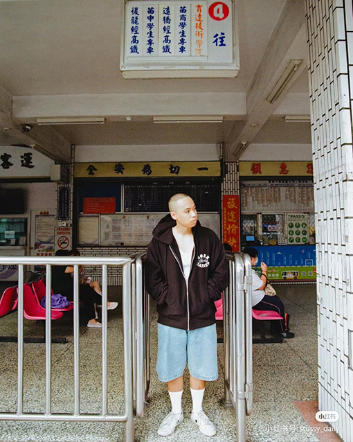ステューシージャケット アウター STUSSY x BORN x RAISEDコラボ FW23レタリングロゴフード ジップアップ