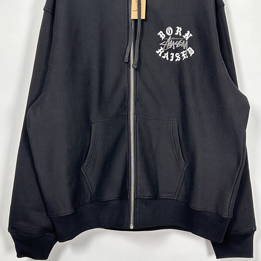 ステューシージャケット アウター STUSSY x BORN x RAISEDコラボ FW23レタリングロゴフード ジップアップ
