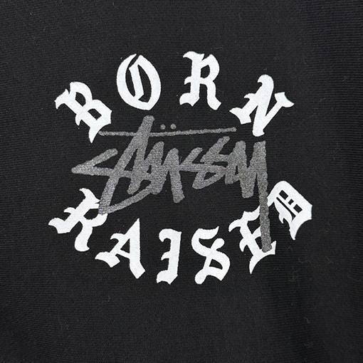 ステューシージャケット アウター STUSSY x BORN x RAISEDコラボ FW23レタリングロゴフード ジップアップ