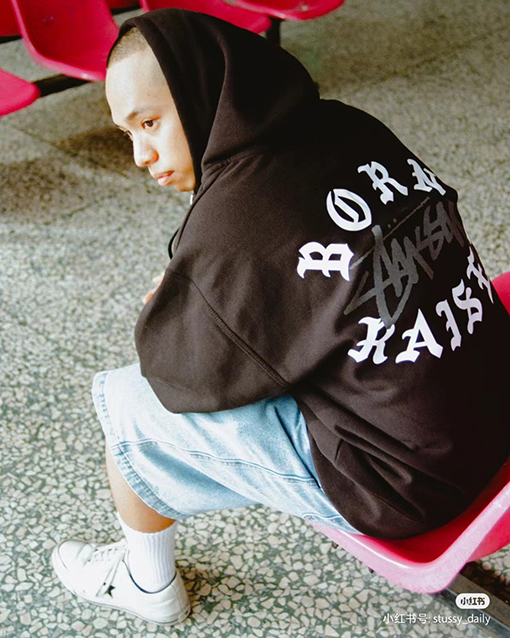 ステューシージャケット アウター STUSSY x BORN x RAISEDコラボ FW23レタリングロゴフード ジップアップ