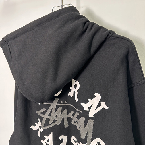 ステューシージャケット アウター STUSSY x BORN x RAISEDコラボ FW23レタリングロゴフード ジップアップ