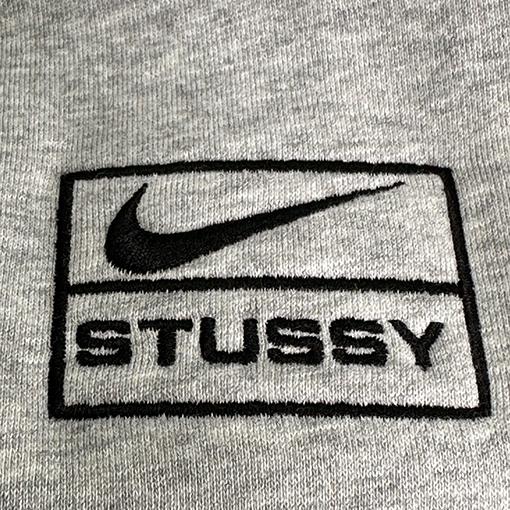ステューシー x コラボ！ブクル刺繍ロゴ裏起毛スウェット長袖 Tシャツ