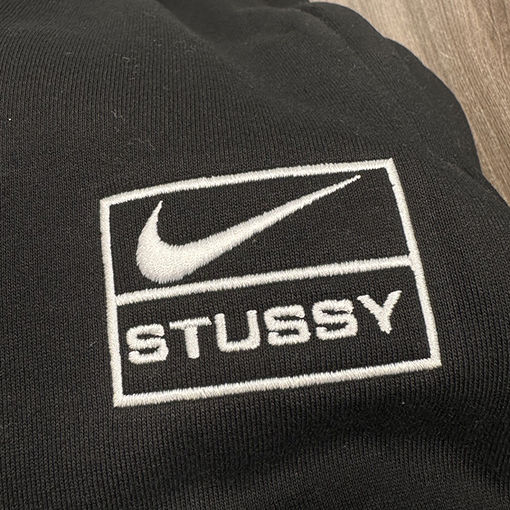 ステューシー x コラボ!ブクル刺繍ロゴ裏起毛 スウェットパンツ