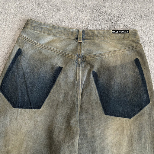 バレンシアガ スプレーペイントダメージデニムパンツ