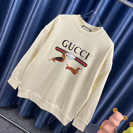 グッチ 子犬ベルト文字プリントクルーネックスウェット