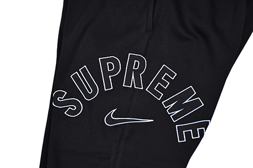 Supreme x Nike Arc Sweatpant コラボ - スタイリッシュ裏起毛スウェットパンツ
