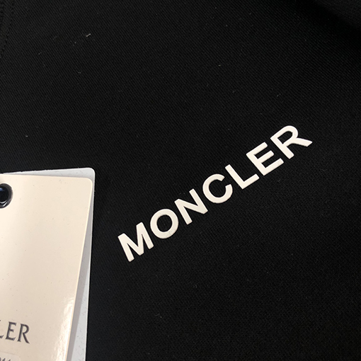 モンクレール 三つのタグが揃ったラウンドネックスウェット