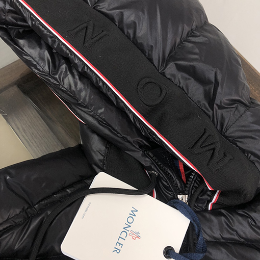 モンクレール 通気性のあるフード付き ダウン ジャケット