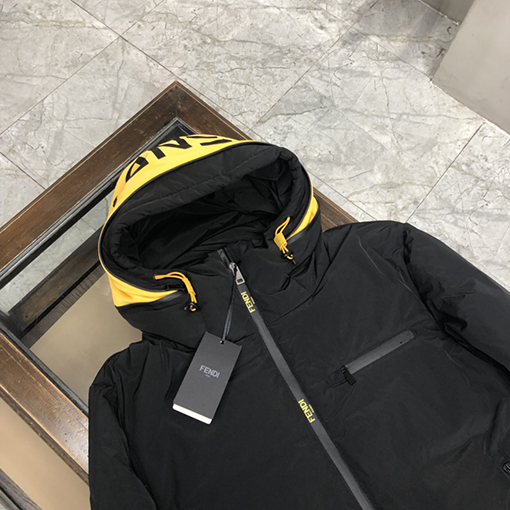フェンディ コントラスト蛍光イエローフード付き ダウン ジャケット