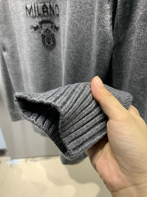 プラダ 新作 ウール刺繍セーター
