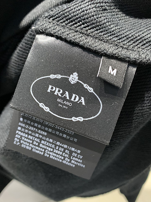 プラダ 大きな楕円ロゴパーカー