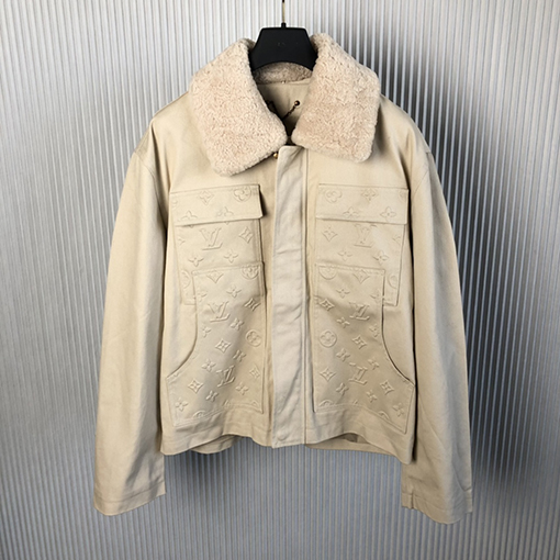 クラシックカーゴ長袖ファーカラージャケット モノグラムエンボ