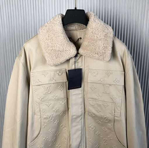 クラシックカーゴ長袖ファーカラージャケット モノグラムエンボ