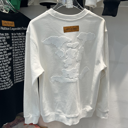 ルイヴィトン 刺繍が施された切り抜きデザインのパーソナライズドスウェット