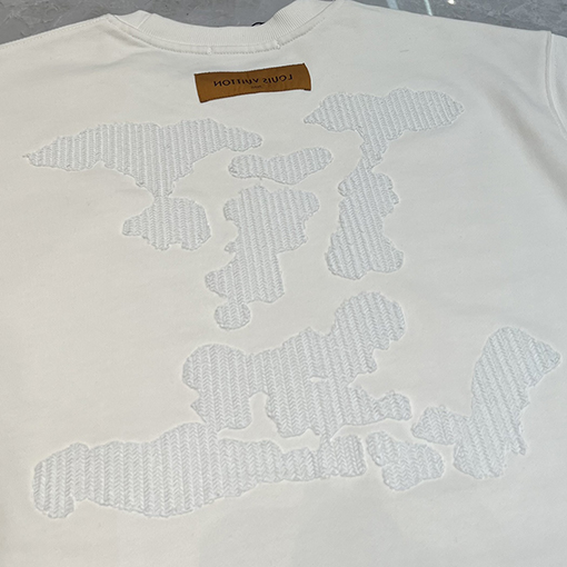 ルイヴィトン 刺繍が施された切り抜きデザインのパーソナライズドスウェット