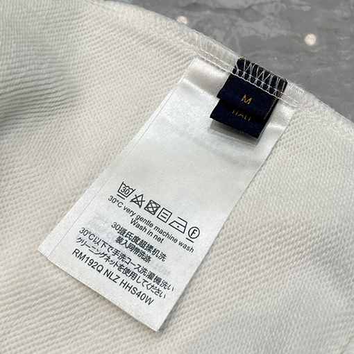 ルイヴィトン 刺繍が施された切り抜きデザインのパーソナライズドスウェット